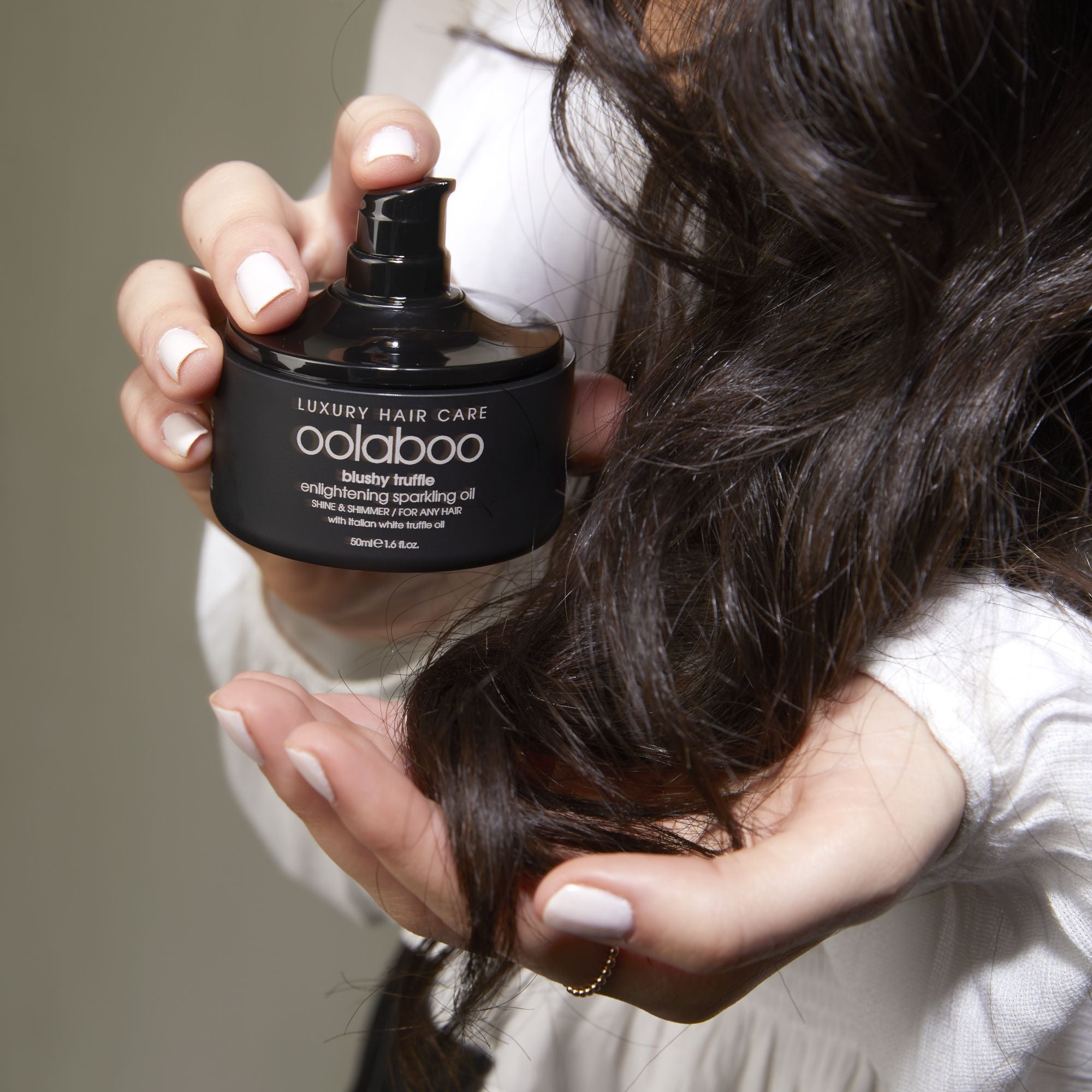 Kāpēc šī matu eļļa maksā vairāk un vai tā ir tā vērta?